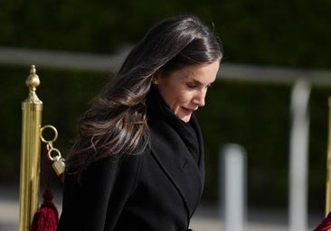 Letizia luce un total look negro con abrigo de albornoz en el aeropuerto, antes de poner rumbo a China